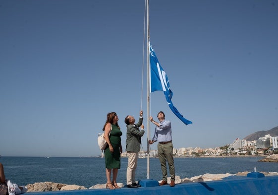 Izado de la bandera azul en el puerto deportivo.