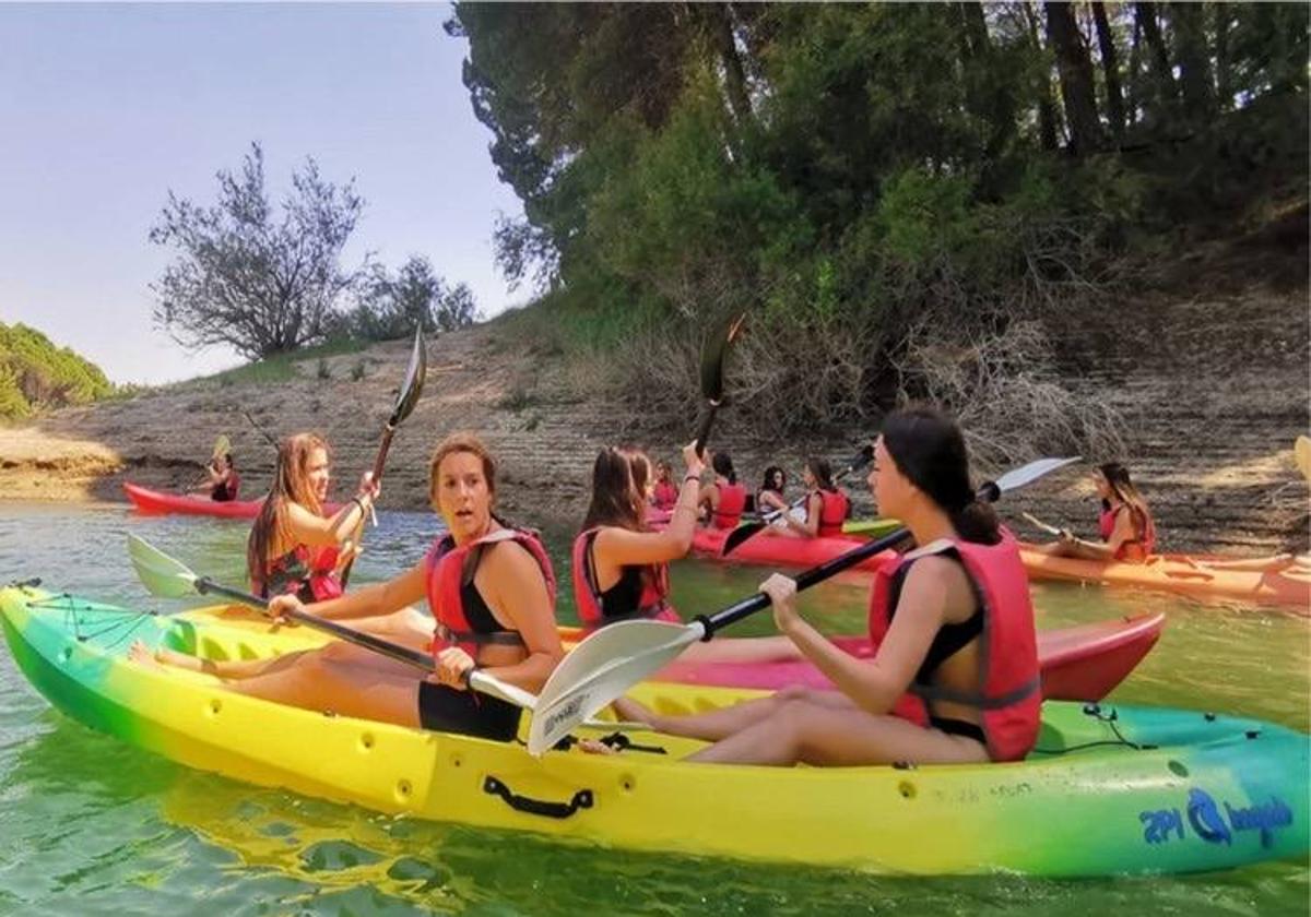 El campamento incluye una excursión de actividades náuticas al pantano de Iznajar.