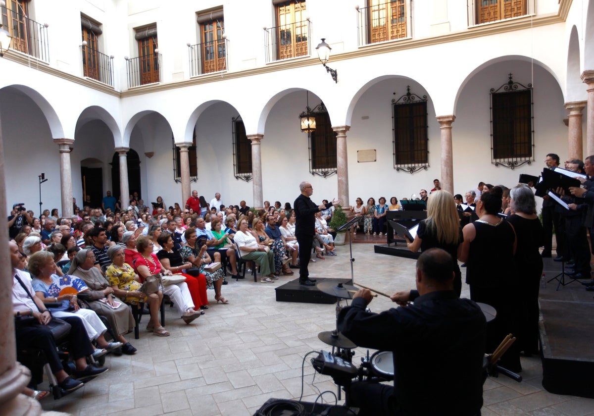 El patio se quedó pequeño, por lo que tuvieron que sacarse bancos de una iglesia