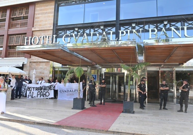 Los trabajadores han estado a las puertas del hotel mientras se realizaba el lanzamiento.