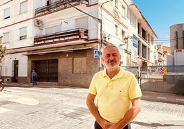 El edil de Infraestructuras, Jesús María Claros, junto a las obras en marcha del teatro veleño.