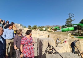 El director del parque, con la primera teniente de alcalde y la alcadesa, pasan junto a unas obras en Aqualand.