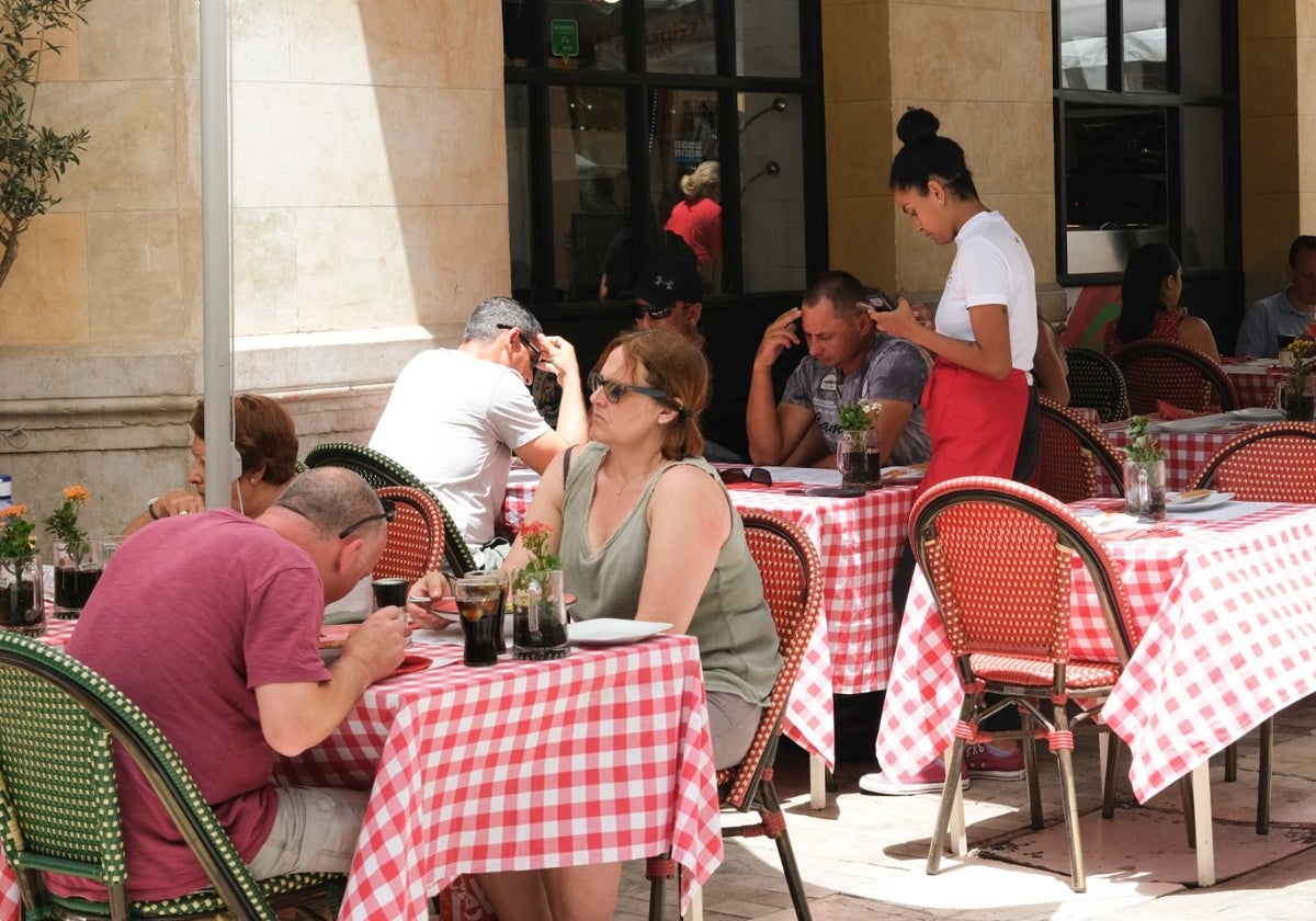 Unos clientes son atendidos en un restaurante del Centro de Málaga.