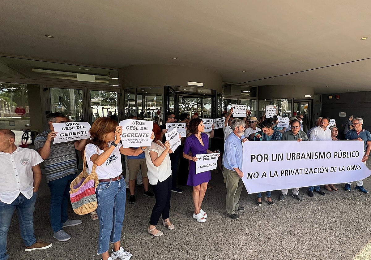 Concentración de los concejales del PSOE y Con Málaga y empleados de Urbanismo, durante la concentración a las puertas de la Gerenciaa