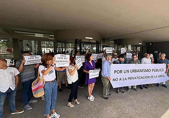 Concentración de los concejales del PSOE y Con Málaga y empleados de Urbanismo, durante la concentración a las puertas de la Gerenciaa