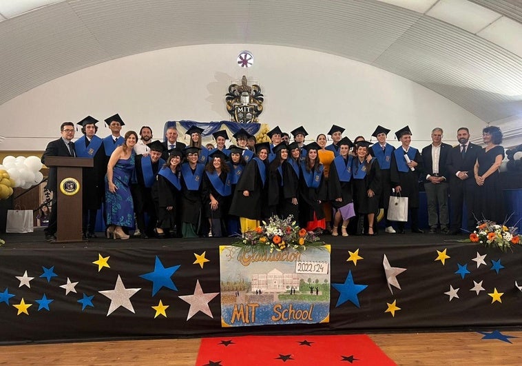 Alumnos del Colegio MIT durante la ceremonia de graduación.
