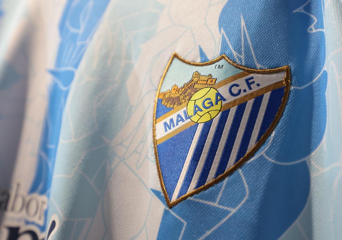 Imagen principal - Así es la nueva y rompedora camiseta del Málaga