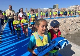 Alumnos de la escuela de vela participan en el acto de izada de banderas azules.