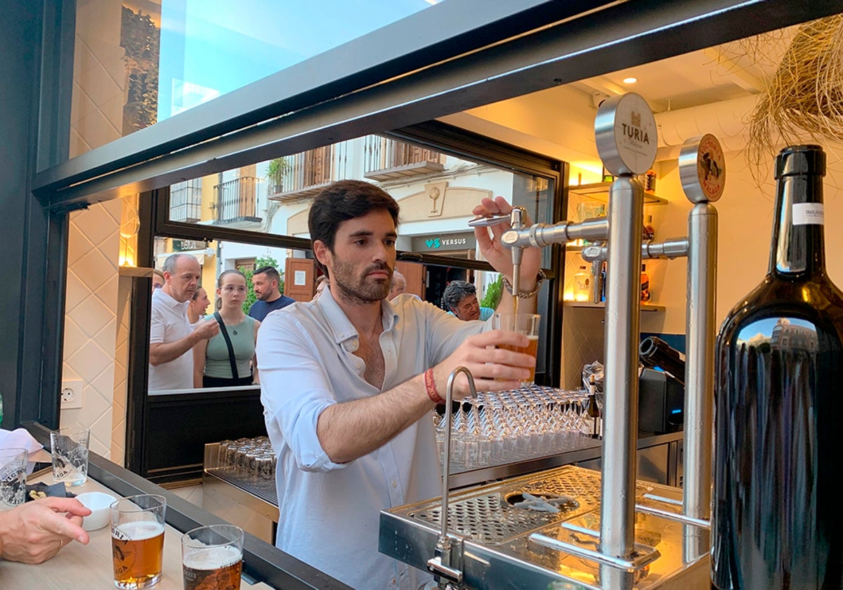 Carlos Rico tirando el grifo de cerveza Victoria en su taberna en Antequera