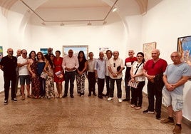 Artistas participantes en la muestra, con el alcalde y ediles del Ayuntamiento.