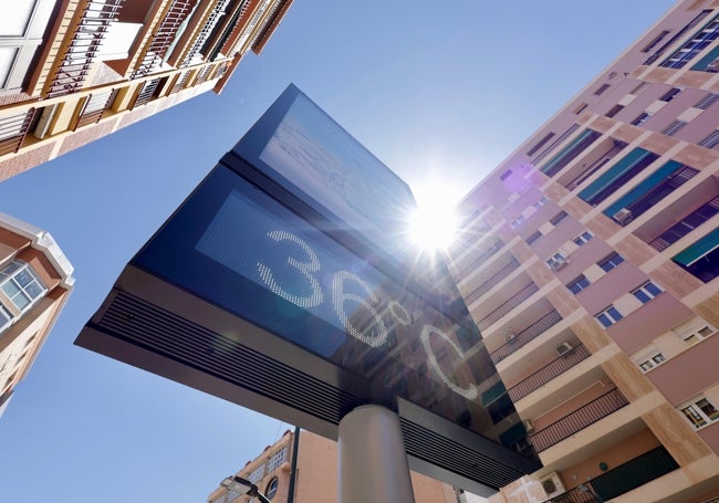 Los termómetros marcaban en Málaga capital 36 grados a las 11 de este viernes.