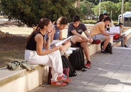 Un grupo de estudiantes, en el tiempo de descanso entre exámenes en la convocatoria extraordinaria de selectividad de este mes de julio.