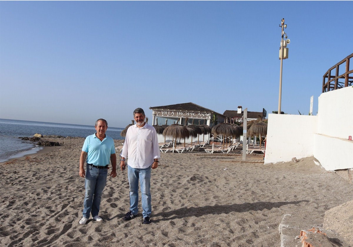 Pérez y Carrasco en la playa del Faro de Calaburras.