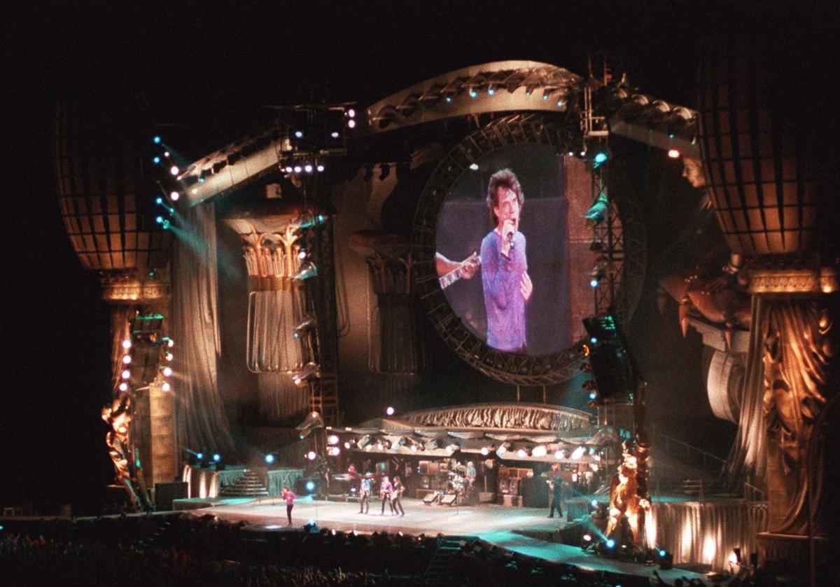 Mick Jagger, al frente de los Rolling Stones, durante su concierto en el Puerto de Málaga.