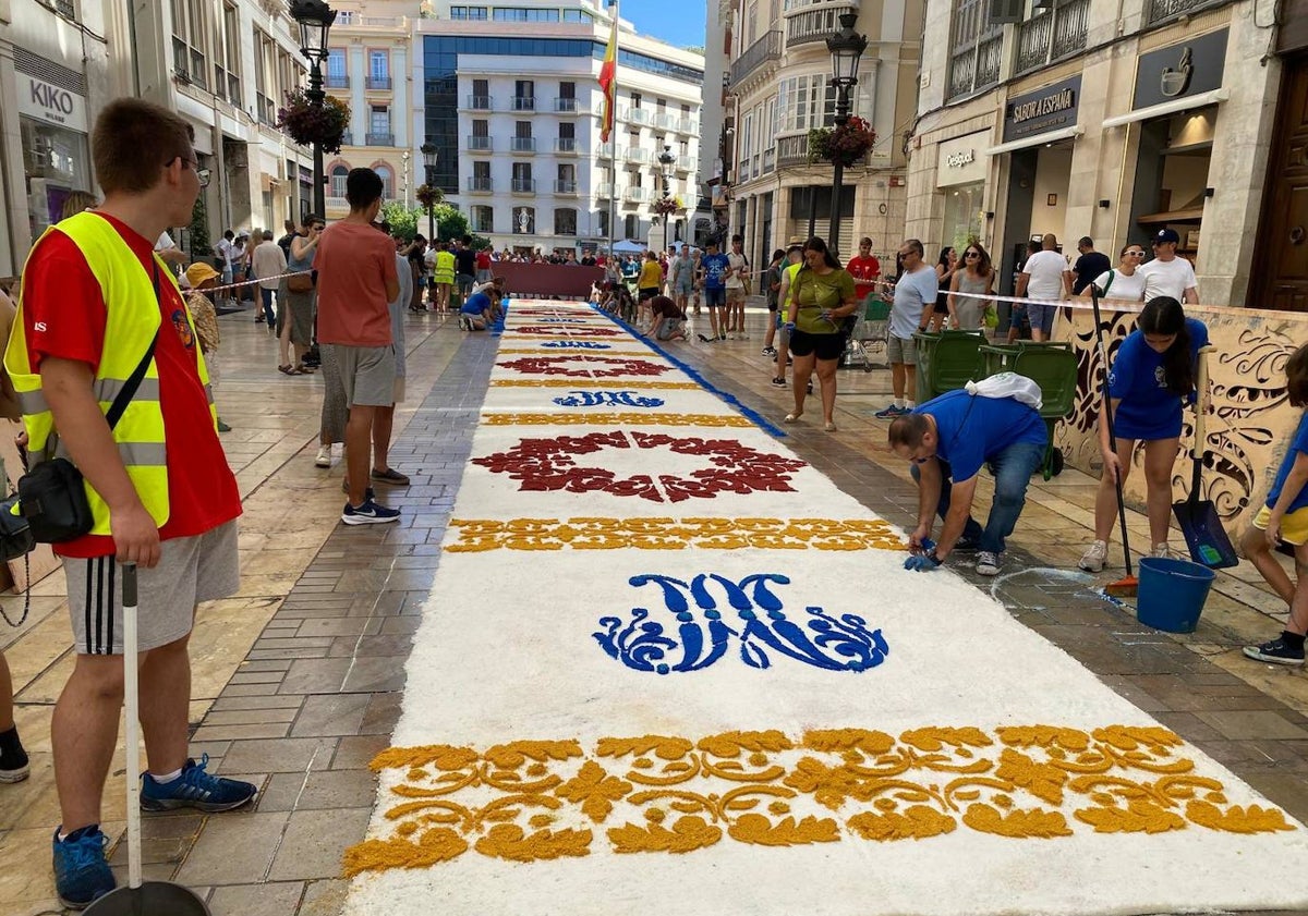 Imagen principal - Detalles del montaje de la alfombra de sal, esta mañana. 