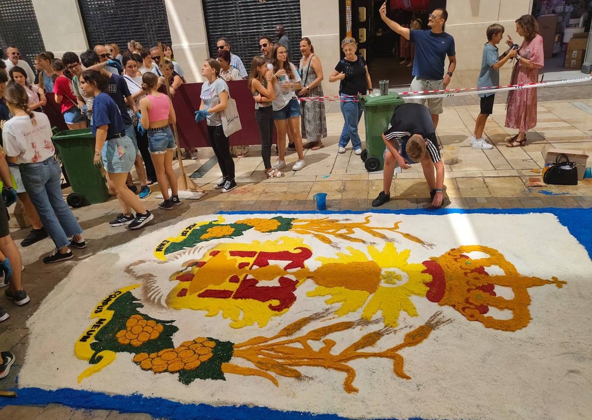 Imagen secundaria 1 - Detalles del montaje de la alfombra de sal, esta mañana. 