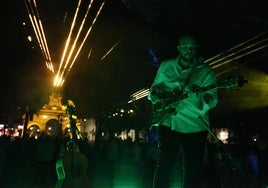 Llamó la atención el espectáculo de guitarra con luces láser en el Paseo Real