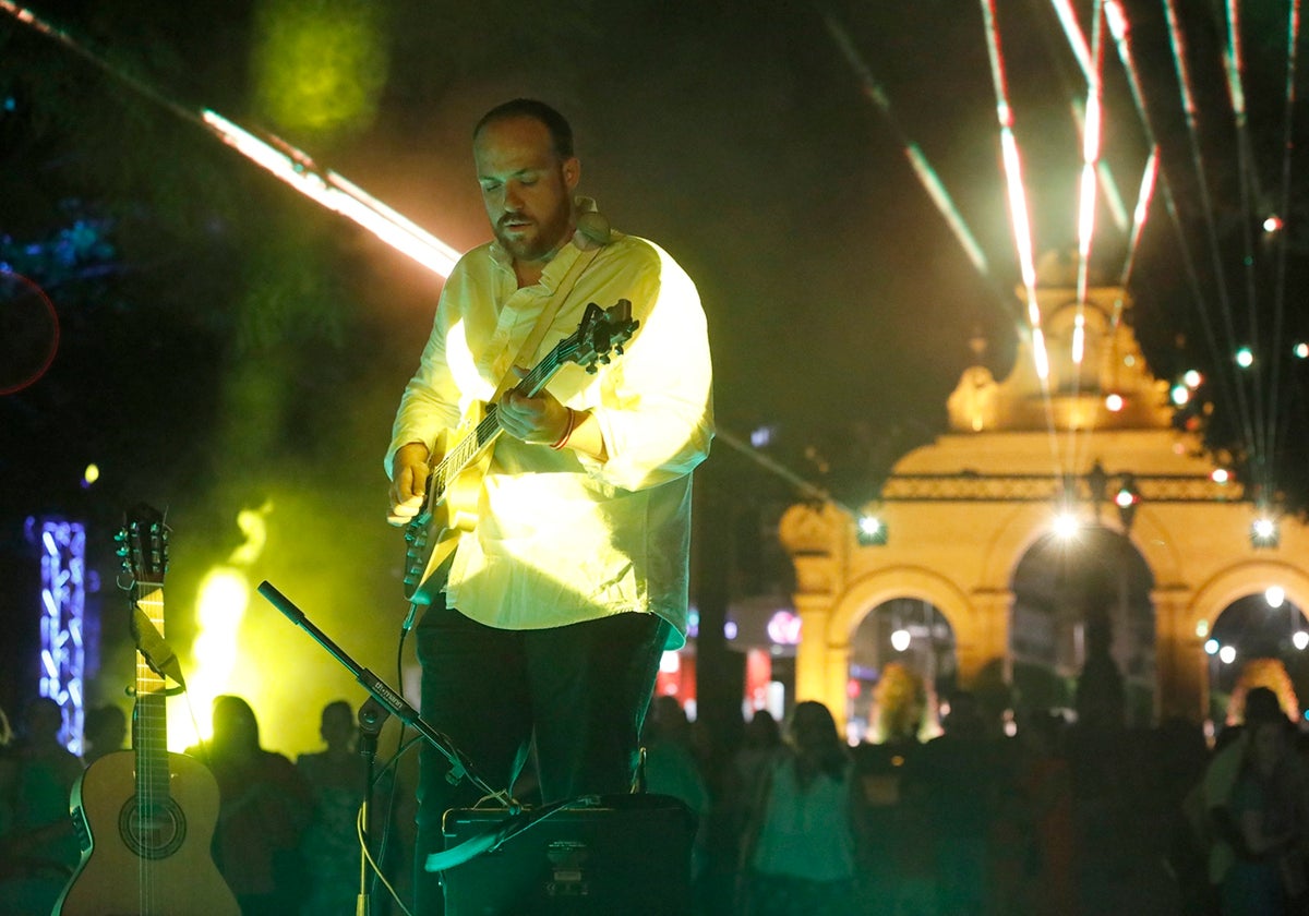 Llamó la atención el espectáculo de guitarra con luces láser en el Paseo Real