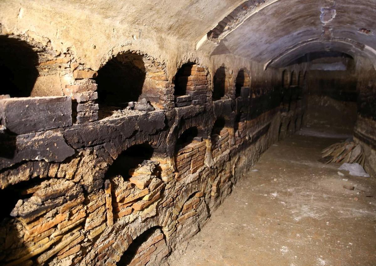 Imagen secundaria 1 - Arriba, Lápida de Manuel Domingo Larios y su esposa. Abajo, a la izquierda, interior de una de las bóvedas de la iglesia de Santiago. A la derecha, Una cripta de la parroquia de los Mártires. 