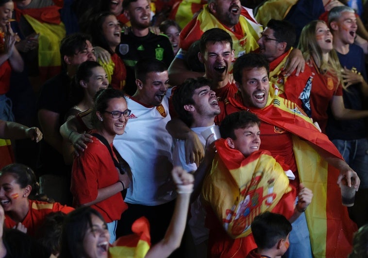 Aficionados celebran el gol de la victoria en el auditorio del Cortijo de Torres.