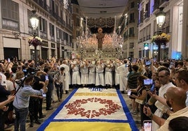 La Virgen de la Paz, por calle Larios.