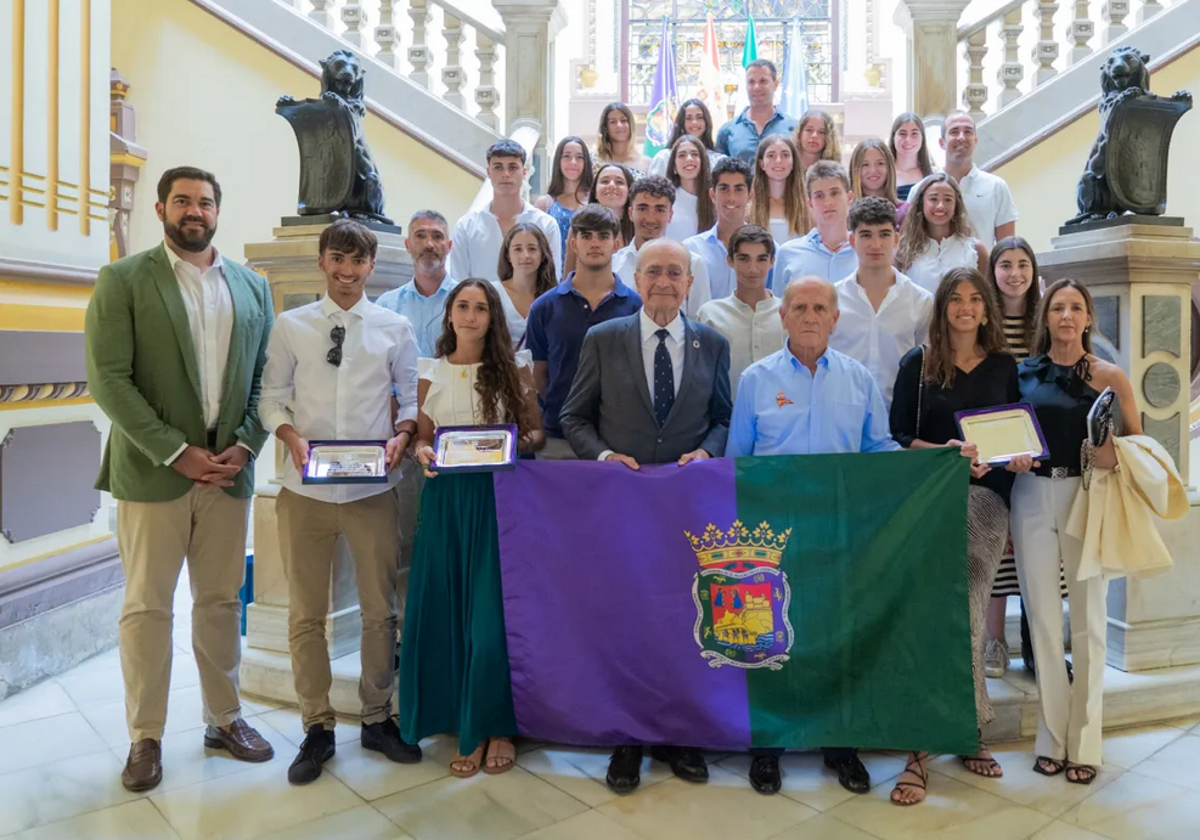 El Ayuntamiento de Málaga recibe a la cantera de remeros del Real Club Mediterráneo