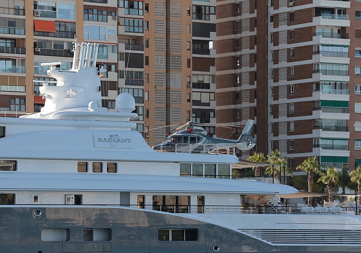 El 'Radiant', amarrado en la marina de megayates, trae un potente helicóptero.