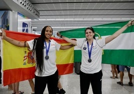 Daniela Abies (izquierda) y Elena Moreno (derecha), posando para SUR a su llegada al aeropuerto.