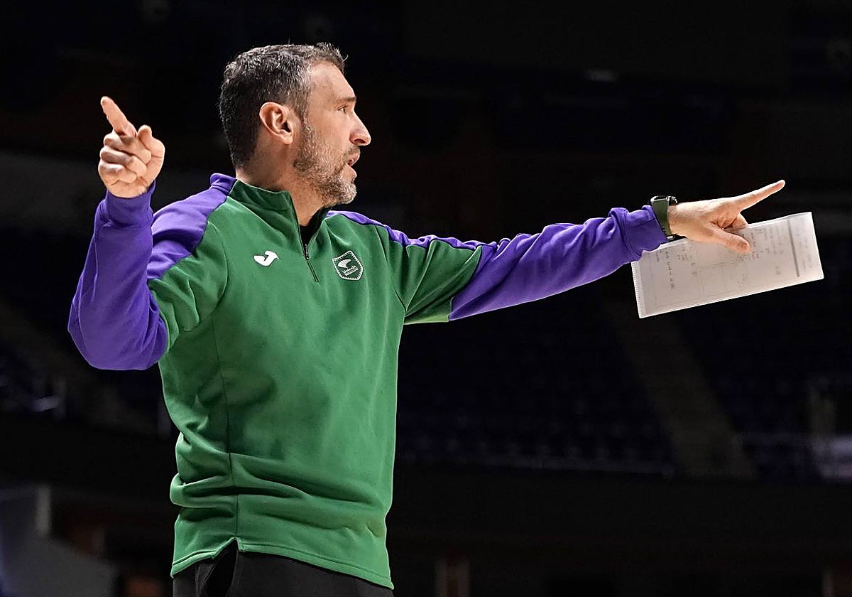 Ibon Navarro da instrucciones en un entrenamiento.