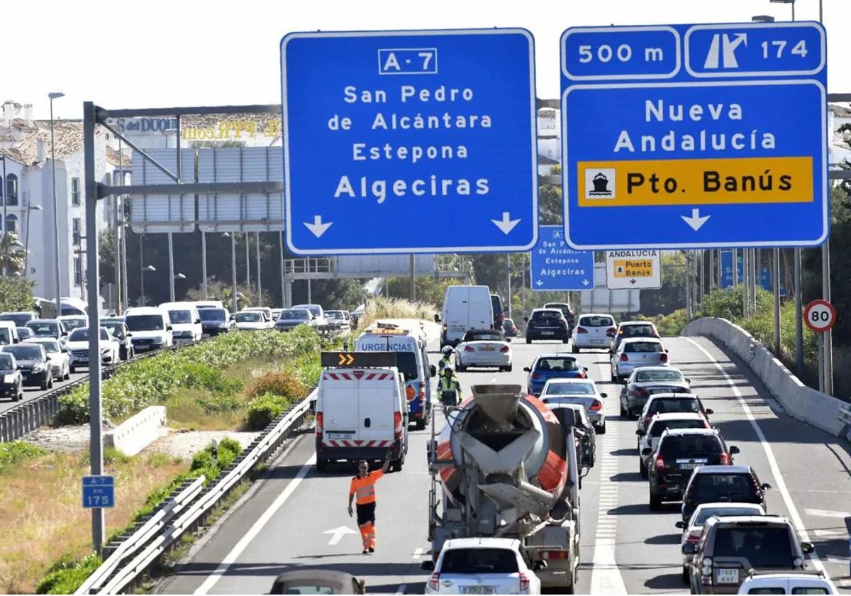 Retenciones diarias en la carretera de la Costa a su paso por Marbella.