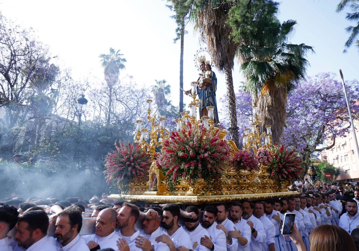 María Auxiliadora saldrá en su trono procesional.