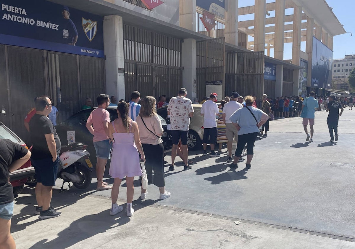 Los aficionados hicieron cola este lunes en las taquillas de La Rosaleda.