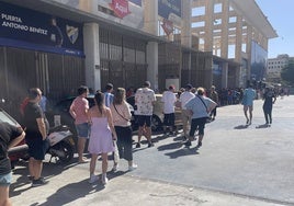 Los aficionados hicieron cola este lunes en las taquillas de La Rosaleda.