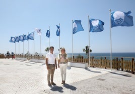 La alcaldesa, Ángeles Muñoz, y el edil de Playas, Diego López.