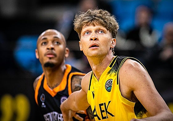 Kuzminskas, con la camiseta del AEK.