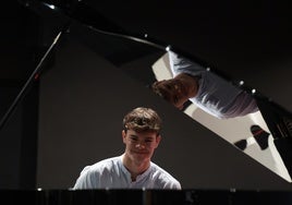 Marcos Castilla, al piano en el Museo Interactivo de la Música de Málaga (MIMMA).