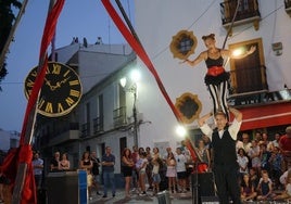 Actuaciones circenses durante la edición anterior de la Noche al Raso.