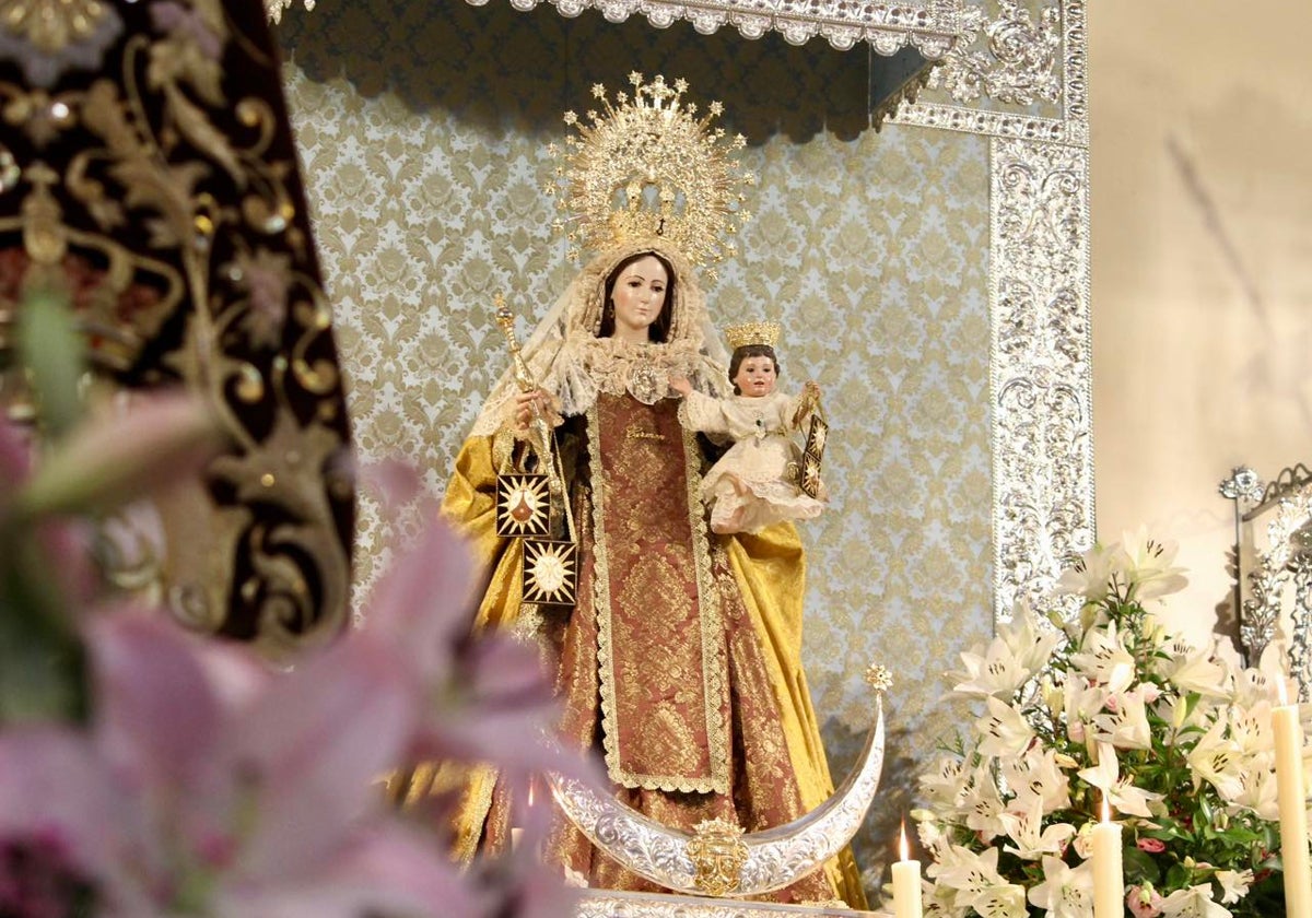 La Virgen del Carmen de Los Boliches, en su altar mayor.