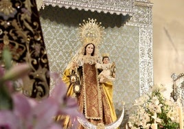 La Virgen del Carmen de Los Boliches, en su altar mayor.