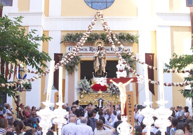 Momento de la salida procesional de la Virgen del Carmen de El Palo