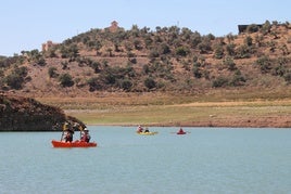 Además de piragua, pronto se podrá practicar en el embalse kitesurf o windsurf.