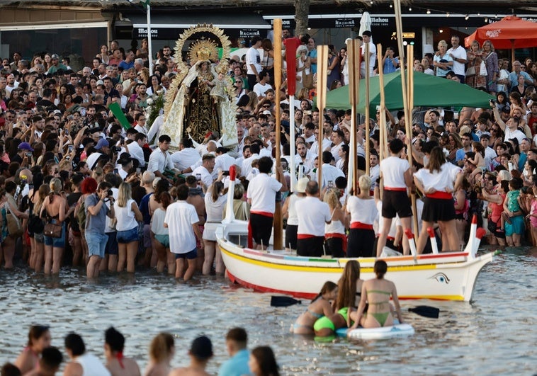 La Virgen del Carmen de Pedregalejo, antes de ser embarcada.