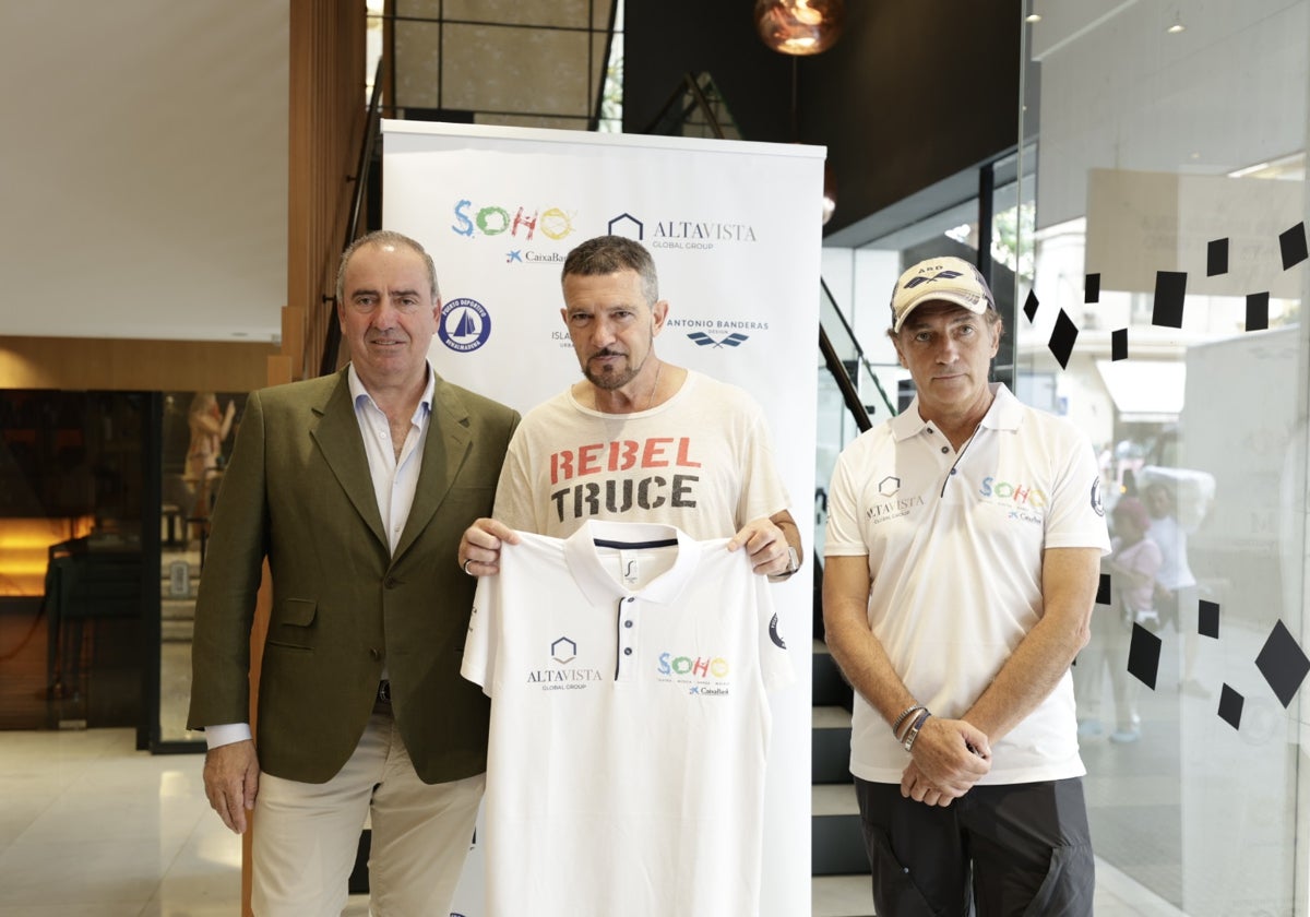 Alberto Fernández, Antonio Banderas y Javier Banderas, este miércoles en la presentación del equipo de regatas, en el Teatro del Soho Caixabank.