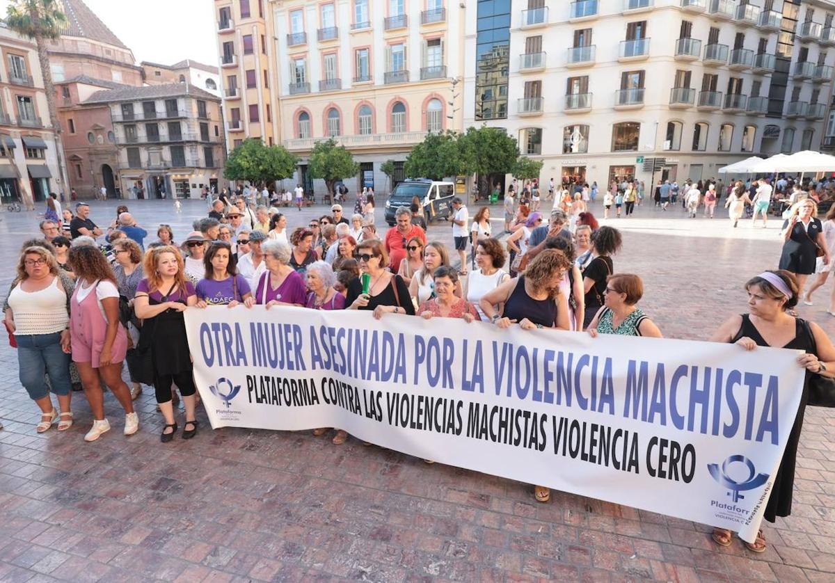 Concentración en Málaga en condena de los últimos asesinatos machistas ocurridos este verano.