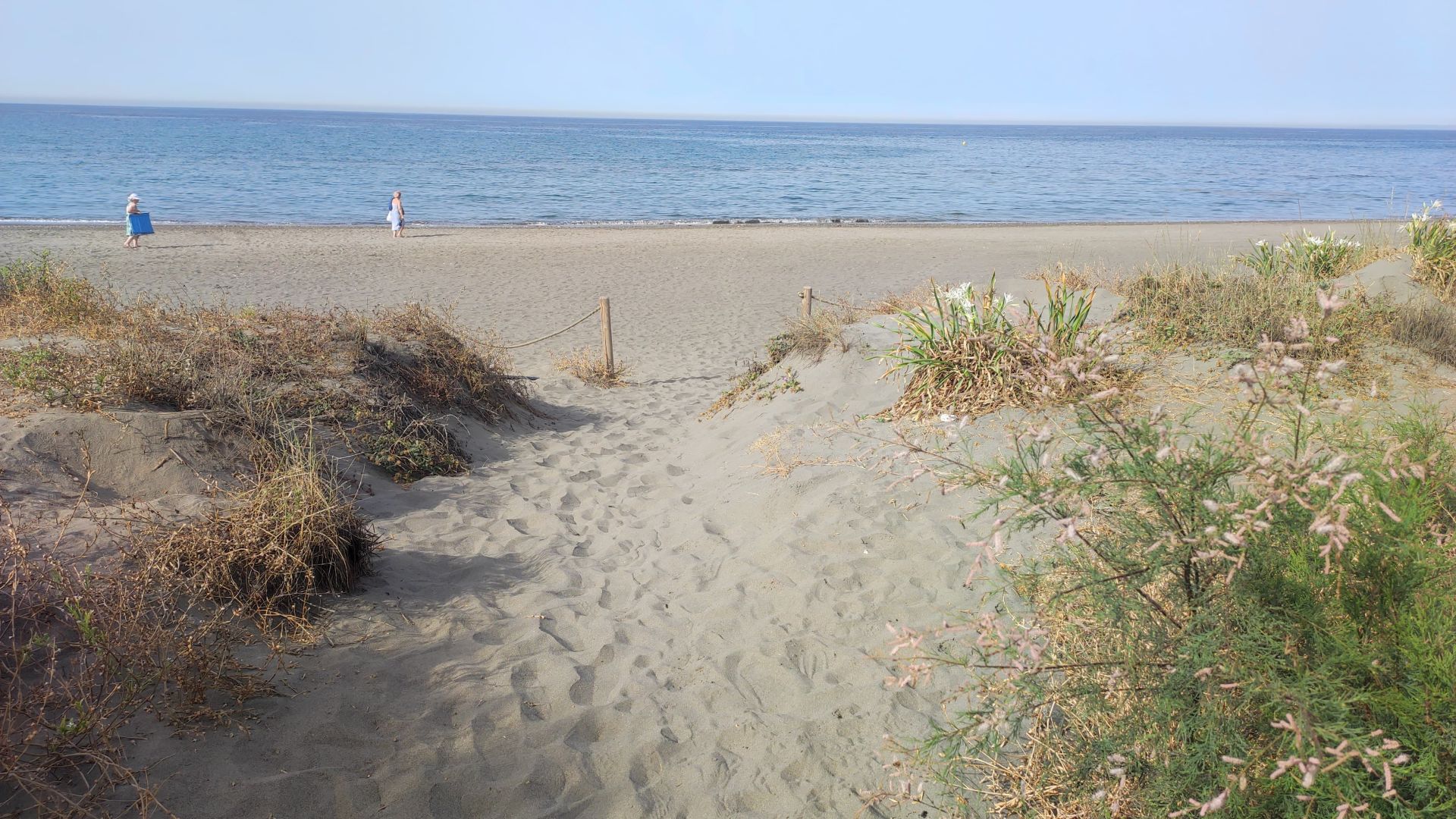 Junto a la playa del Cenicero se conserva una porción de litoral salvaje.