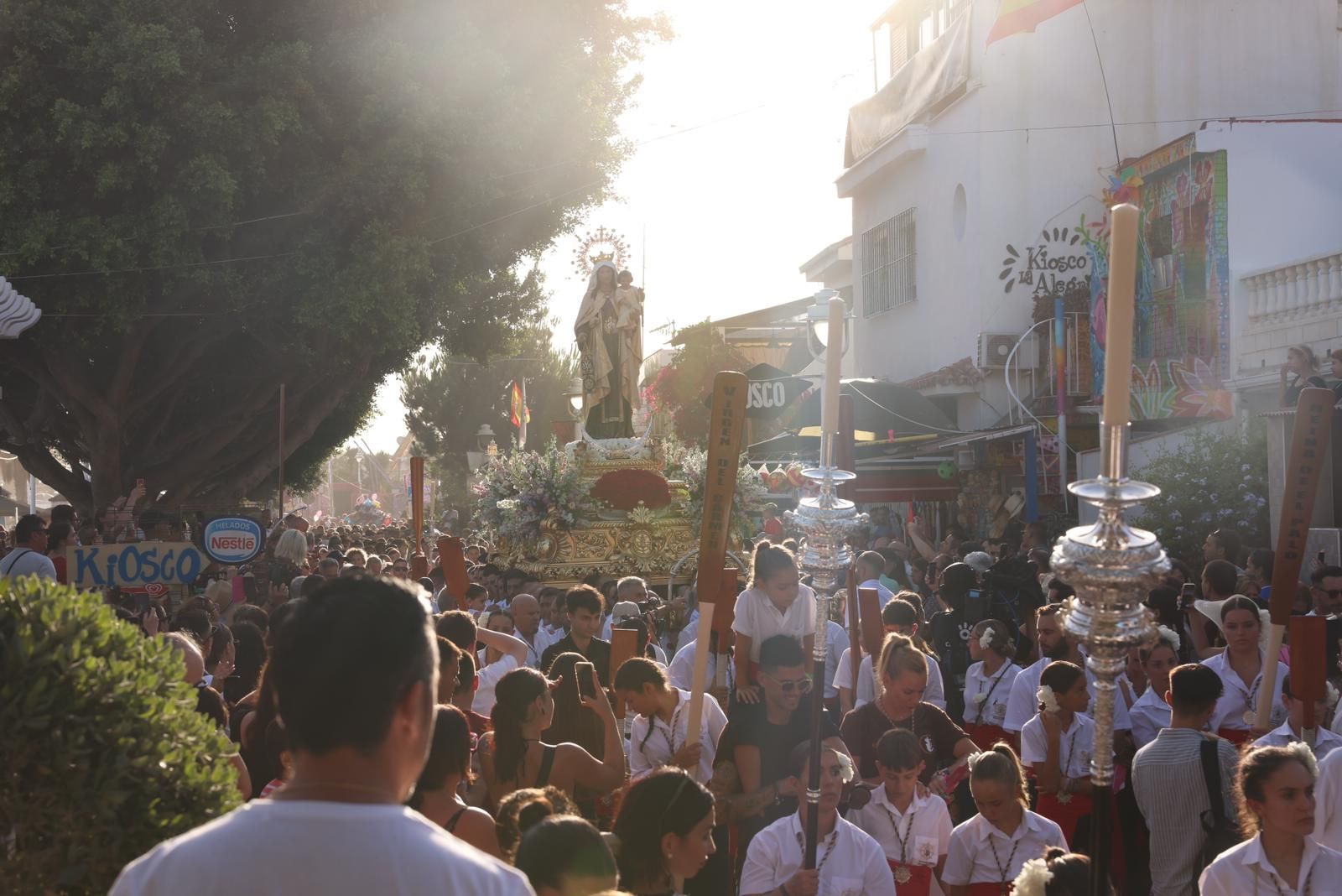 La procesión, por el barrio de El Palo