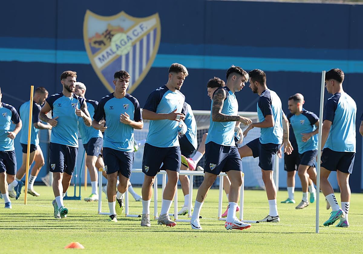 Jugadores del Málaga se entrenan en el Anexo de La Rosaleda esta semana.