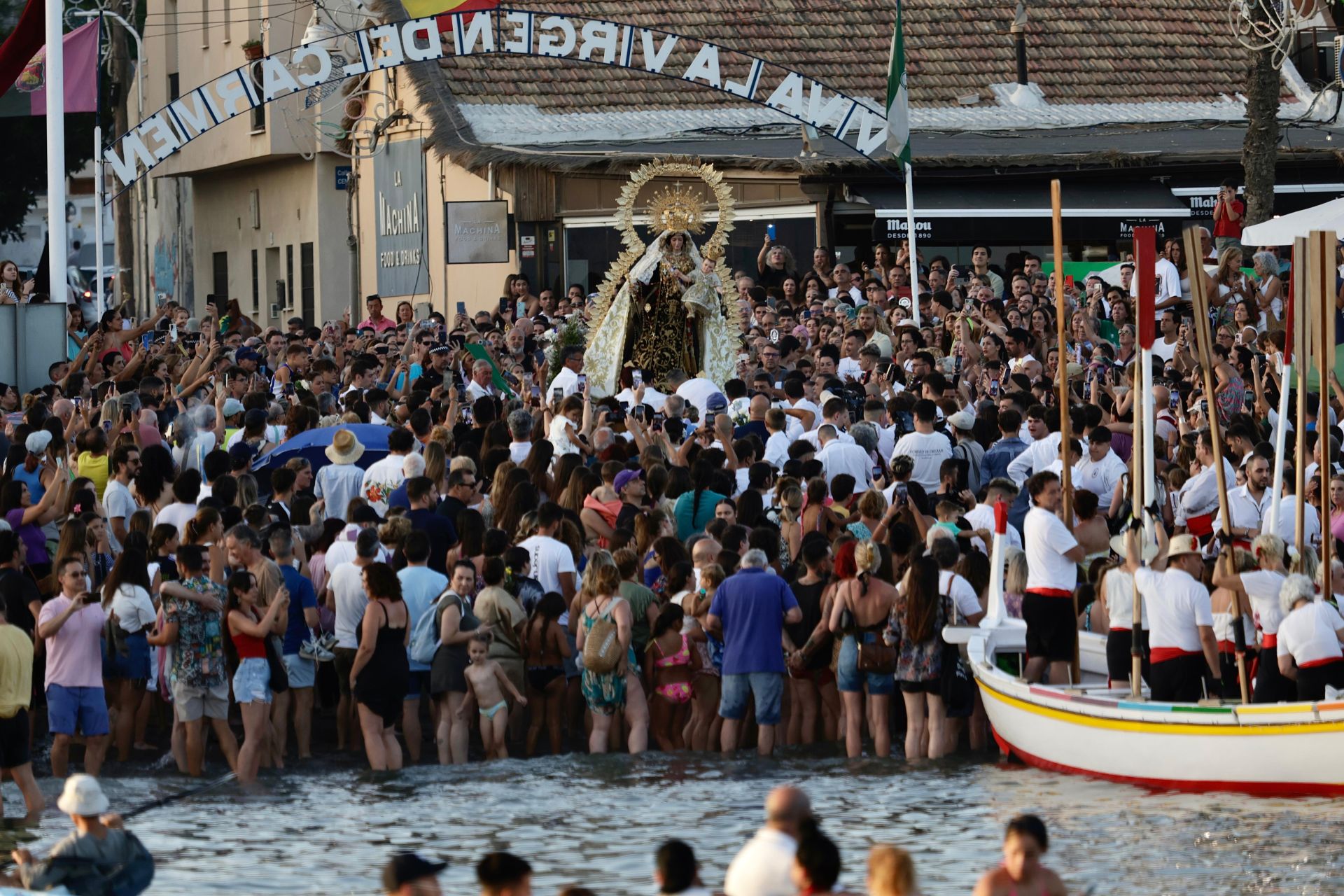 La Virgen, por las aguas de Pedregalejo