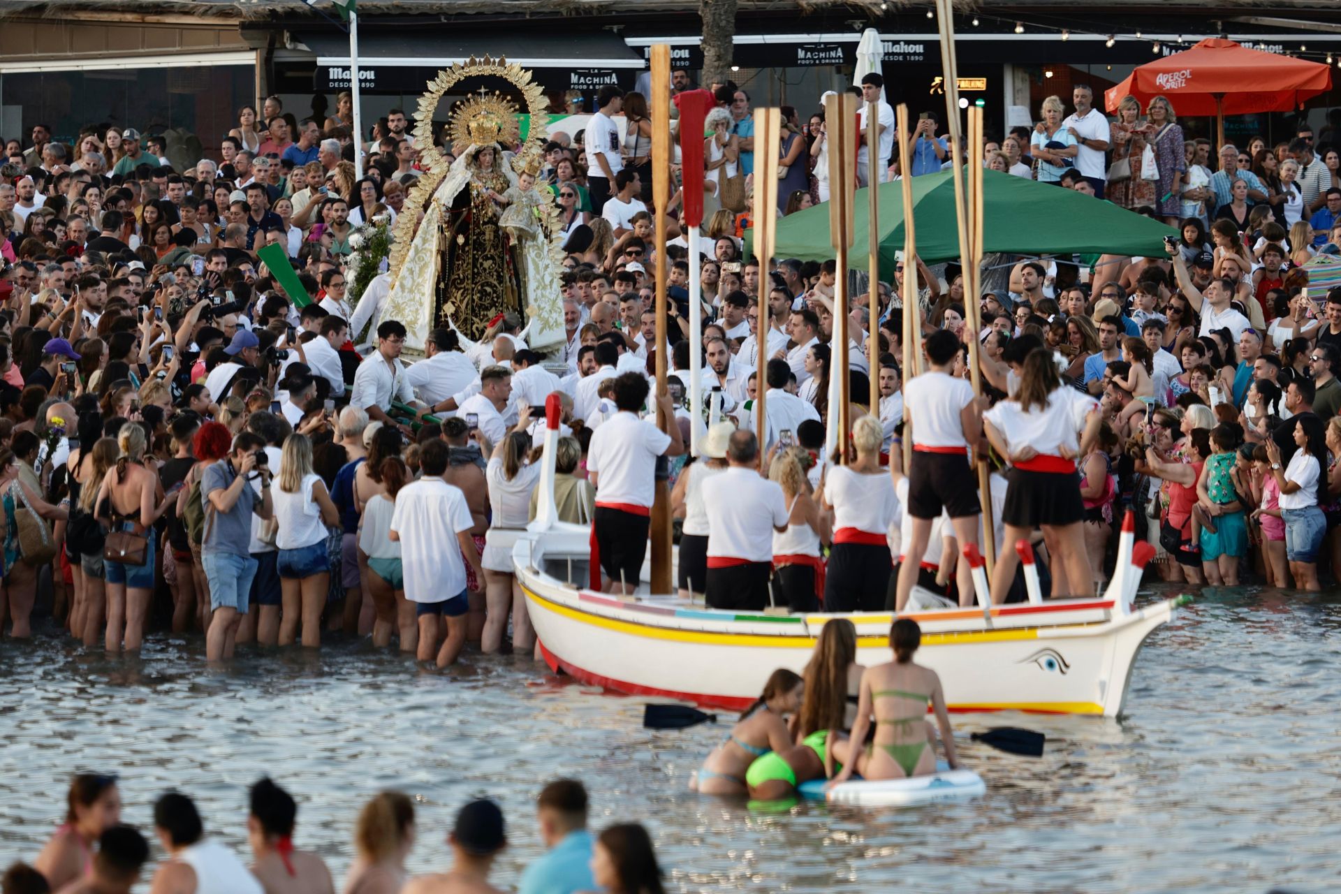 La Virgen, por las aguas de Pedregalejo