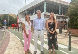 Navas junto a las concejales socialistas María Isabel Ruiz y Sandra Ochoa, delante de las obras de la biblioteca.